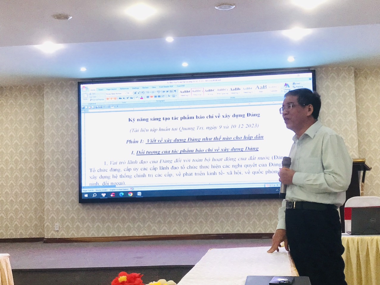 Nh&agrave; b&aacute;o Nguyễn Bắc Văn, nguy&ecirc;n Vụ trưởng, Trưởng ban X&acirc;y dựng Đảng B&aacute;o Nh&acirc;n D&acirc;n; ph&oacute;ng vi&ecirc;n chuy&ecirc;n tr&aacute;ch Tổng B&iacute; thư trực tiếp truyền đạt kỹ năng s&aacute;ng tạo t&aacute;c phẩm b&aacute;o ch&iacute; về x&acirc;y dựng Đảng - Ảnh: L.T